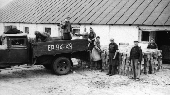 Divas vietējās sievietes atbraukušas pēc ķieģeļiem Omskas apgabala Borisovas sovhozā 1954. gadā. Ceturtā no kreisās Margarita Rone, kas bija deportēta no Ēdoles pagasta