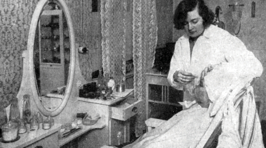 Elza Pērkone 1930. gadā savā kosmētikas salonā Skolas ielā 15. Viņas piedāvājums izcēlies ar «eleganci un māksliniecisku noskaņojumu»