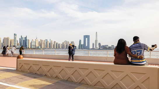 Dubaijas panorāma. Kopš kara sākuma uz pilsētu raidīts vairāk nekā 2000 raķešu un dronu.