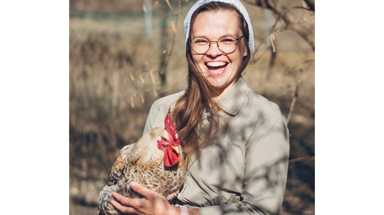 «Tas ir tik forši, ka cilvēkiem vajag to darīt. Kāpēc gan neturēt vistas?» uzskata Marta Bišofa-Rubene. Viņa gan piekodina, ka katrs putns un vistu māja ir jāreģistrē Lauksaimniecības datu centrā, taču tas esot pavisam vienkārši. Foto — Ineta Kluša-Orlovska