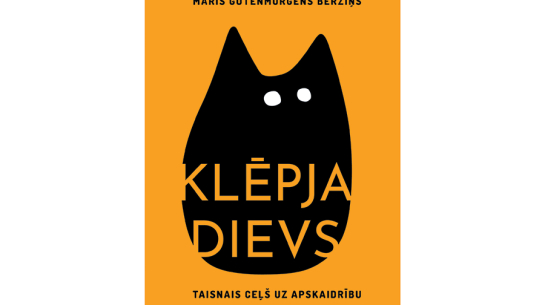 Māris Gūtenmorgens Bērziņš grāmatas “Klēpja Dievs” vāks ar melnu stilizētu kaķa siluetu un baltiem burtiem oranžā fonā.