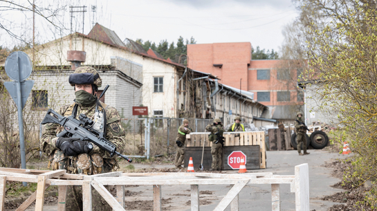 Zemessargu mācības Rīgas kuģu būvētavas teritorijā, trenējoties aizsargāt kritisko infrastruktūru pret iespējamu uzbrukumu.