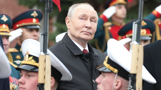 Krievijas diktators Vladimirs Putins 9. maijā Sarkanajā laukumā vēro parādi, kura, baidoties no ukraiņu triecieniem, notika bez militārās tehnikas izrādīšanas.