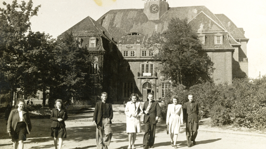 Baltijas Universitātes studenti sākot mācības Hamburgas vēstures muzeja ēkā 1946. gada pavasarī