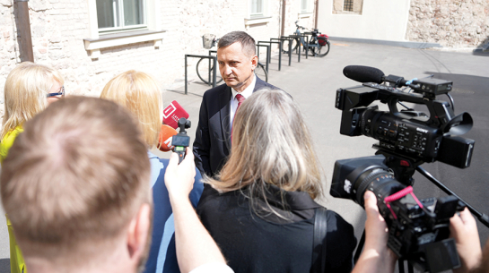 Uzzinot, ka no Armanda Krauzes (attēlā) vadītās Zemkopības ministrijas kokrūpnieki panākuši to, ko bija cerējuši arī agrāk, iepriekšējam ministram Didzim Šmitam «atkārās žoklis».
