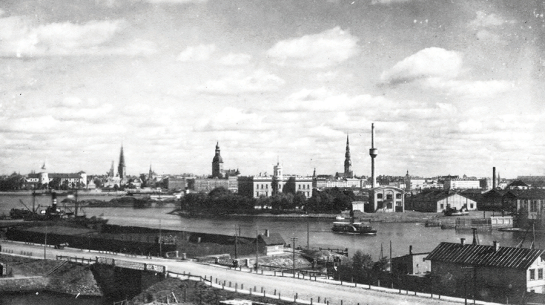 Skats uz Langes un dēla kuģu būves uzņēmumu pie Āgenskalna līča ap 1900. gadu