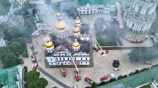 Līdz šim vislielākais mērķtiecīgais uzbrukums kristiešu kultūrai — tā Ukrainas prezidents Volodimirs Zelenskis nosauca naktī uz pirmdienu notikušo divu Krievijas dronu ietriekšanos Kijivas Pečeru klosterī. Tas izraisīja ugunsgrēku galvenajā katedrālē. Pečeru klosteris, kas tika dibināts 1051. gadā, iekļauts UNESCO Pasaules mantojuma sarakstā. Šajā pašā gaisa uzbrukumā Kijivā nogalināti vismaz seši civiliedzīvotāji, bet Harkivā — pieci glābēji.