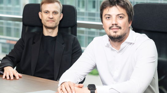 Tehnoloģiski Handwave produkts ir sarežģīts, taču Oskars Lakšēvics (no kreisās) un Jānis Stirna par to cenšas runāt pēc iespējas vienkāršāk — lai patērētāji nenobītos izmantot.