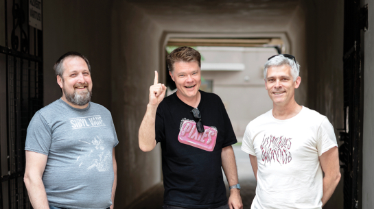 Dārza svētku LaDiDaDi rīkotāji un trīs draugi. No kreisās: Uldis Pabērzis, Toms Grēviņš un Bruno Roze. Foto – Reinis Hofmanis