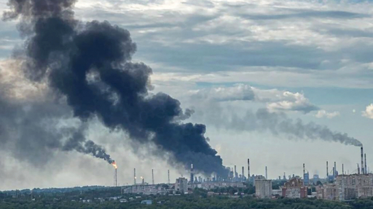 Ukraiņu lidroboti pirmo reizi uzbrukuši Krievijas lielākajai naftas pārstrādes rūpnīcai Omskā, kas atrodas 2500 km attālumā no Ukrainas robežas. Tā ir pēdējā no 11 lielākajām benzīna rūpnīcām, kurai ukraiņi līdz šim vēl nebija trāpījuši.