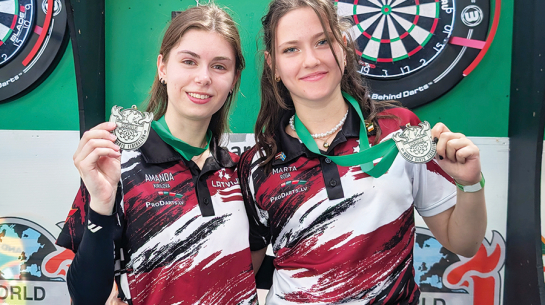 Amanda Kirilova (no kreisās) un Marta Roga.