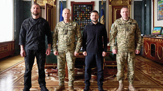Jaunais Ukrainas aizsardzības ministrs Jevgeņijs Hmara (no kreisās), bijušais Bruņoto spēku virspavēlnieks Oleksandrs Sirskis, Valsts prezidents Volodimirs Zelenksis un jaunais virspavēlnieks Mihailo Drapatijs.
