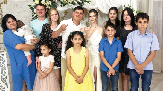 30. jūlijā tiešā krievu ballistiskās raķetes trāpījumā pa astoņu bērnu ģimenes privātmāju Krivijrihas pilsētas nomalē nogalināti abi vecāki un trīs bērni. Pārējie bērni un vecmāmiņa ir smagi ievainoti. Sestdien kārtējā masīvā gaisa uzlidojumā Kijivai nogalināti vismaz deviņi cilvēki, 28 ievainoti