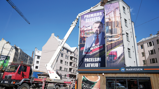 Neilgi pirms oficiālā priekšvēlēšanu aģitācijas perioda sākuma pilsētvidē parādījās lielas reklāmas ar Aināru Šleseru.