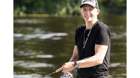 «Lielākā daļa manu klientu ir makšķernieki. Viņi grib iemācīties ķert zivis tā, kā to daru es,» saka Kaspars Holms.