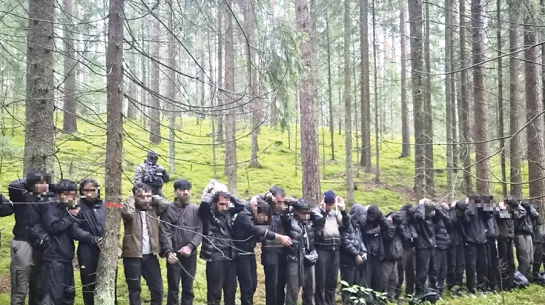 Augustā Krāslavas novadā robežsargi notvēra 28 personas, kuras bija nelikumīgi šķērsojušas robežu pa izraktu pazemes tuneli. Foto — Valsts robežsardze