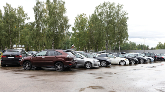 «Mums visu laiku ir pilns,» par Nodrošinājuma valsts aģentūras stāvlaukumu noslodzi ar konfiscētajām automašīnām saka tās pārstāve Laija Dovguško.