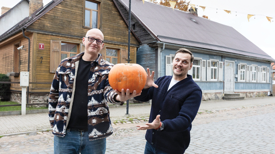 Jelgavnieki Rihards Edels (no kreisās) un Krišjānis Dzalbe izveidojuši interaktīvu karti. Tajā apkopotas adreses, kurās Visu svēto naktī gaidīs mazos un lielos saldumu meklētājus.