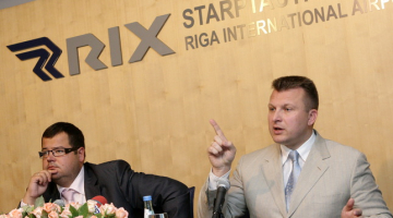 VAS "Starptautiskā lidosta "Rīga"" bijušais vadītājs Krišjānis Peters un bijušais satiksmes ministrs Ainārs Šlesers 2008. gadā. LETA