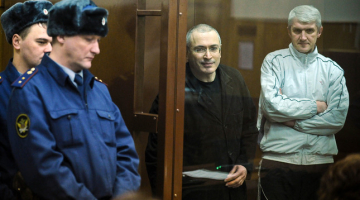 Attēlā: (no labās) Ļebedevs un Hodorkovskis