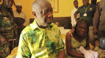 Kotdivuāras līdzšinējais prezidents Lorāns Gbagbo padevies pēc vairāku mēnešu pretošanās likumīgajam vēlēšanu uzvarētājam Alasanam Uataram. Gbagbo kopā ar sievu Simonu 11.aprīlī aizturēts pēc militāra uzbrukuma viņa rezidencei Abidžānā.Foto EPA/STR.