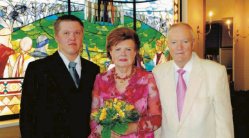 Mārtiņš Šteins pirms septiņiem gadiem Freibergu pāri uzaicināja kļūt par krustvecākiem. Viņi piekrita. Nesen Mārtiņš aizrakstīja Andrim Bērziņam un ielūdza apmeklēt Nītaures vidusskolu — 8.jūlijā, prezidenta inaugurācijas dienā, viņš to darīs