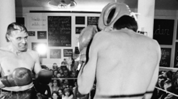 Tiešās demokrātijas biroja slēgšanas documenta 5 laikā Jozefs Boiss boksējas ar  Abrahamu Dāvidu Kristianu.  1972. gada 8. oktobris, Kasele; © Mihaels Rics