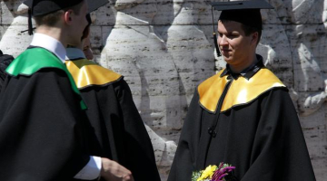 Augstskolu absolventi fotografējas pie Brīvības pieminekļa. Foto: Ieva Čīka, LETA