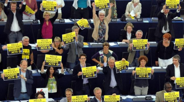 Eiroparlamentārieši balsojumā pret ACTA. Foto: AFP/LETA