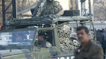 2004.gada 7.decembris. Starptautisko drošības atbalsta spēku (ISAF) karavīri patrulē Kabulas ielās. Sakarā ar Afganistānas prezidenta Hāmida Karzaja inaugurācinas ceremoniju Afganistānas galvaspilsētā ieviesti pastiprināti drošības pasākumi, lai novērstu iespējamus uzbrukumus. Foto: LETA
