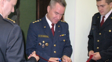Toreizējais Valsts policijas koledžas Latgales filiāles direktors Aigars Evardsons 2009.gadā svinīgi atklājot koledžu Valsts policijas Latgales reģiona pārvaldes telpās. Foto: Ivars Soikāns, LETA