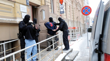 Divi aizturētie Jēkabpils laupītāji pirms tiesas par drošības līdzekļa piemērošanu. Foto: Edijs Pālens, LETA