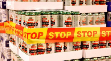 Lietuvā Zinību dienā lielveikalos ar īpašām lentēm atgādina, ka liegts jauniešiem iegādāties alkoholiskos dzērienus. Foto: LETA