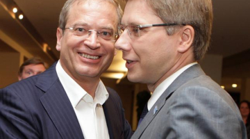 Rīgas mērs Nils Ušakovs (no labās) kopā ar savu "otru pusi" Andri Ameriku. Foto: Edijs Pālens, LETA