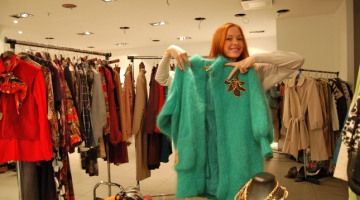 Dana Dombrovska tirdziņā. Foto: no Līvas Jaunozolas personiskā arhīva