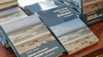 Eduarda Andersa grāmata izdota vairākās valodās. Foto: Raitis Plauks, F64