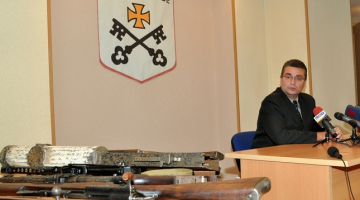 Rīgas reģiona policijas pārvaldes priekšnieks Andrejs Grišins preses brīfingā informē par sabiedriski nozīmīgu noziegumu atklāšanu un aizdomās turēto personu aizturēšanām. Foto: Artūrs Arājs, LETA