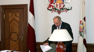 Prezidents Andris Bērziņš darba kabinetā. Foto: Raitis Plauks, F64