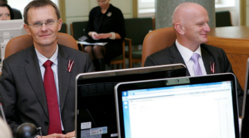 Finanšu ministrs Andris Vilks (no kreisās) un tieslietu ministrs Gaidis Bērziņš valdības sēdē. Foto: Raitis Plauks, F64
