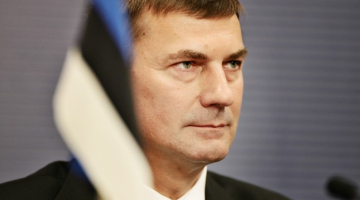 Visvairāk balsu ieguvušās partijas līderis un Igaunijas premjerministrs Andruss Ansips. Foto: Andrejs Strokins, F64