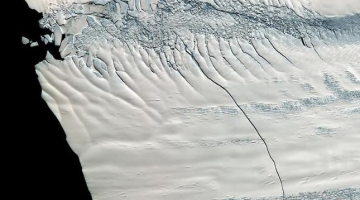 9.jūlijā uzņemtais satelītattēls ar  Painailendas ledāja plaisu. Foto: EPA/LETA
