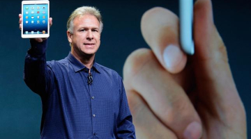 "Apple" viceprezidents Fils Šillers prezentē mini iPad. Foto: AFP/LETA
