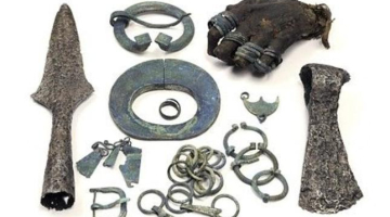 Latvijas Nacionālais vēstures muzejs (LNVM) lepojas ar savām senlietām, viena no tām ir tā saucamā Melnā roka. Tā atrasta Rāznas ezera dienvidu krastā 1956.gada oktobrī, rokot kartupeļu bedri. Senā latgaļa apbedījumu apmēram metra dziļumā atracis Bernards Zaremba. Bedrē bez citiem kauliem bijusi arī mumificējusies roka ar karavīra aproci. Uz rokas pirkstiem ir saglabājušies četri spirālgredzeni. Attēls no LNVM