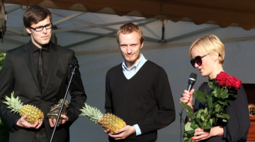 Attēlā: Balvas ieguvēji Mārtiņš Pīlēns (K), Edgars Zvirgzdiņš (C) un Ieva Žībārte (L). 
