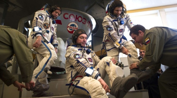 SKS komanda, kas 5. maijā gatavojas vienam no pēdējamiem praktiskajiem lidojumiem pirms eksāmena treniņa nolūkos veidotajā Krievu izgatavotajā kosmosa kuģī "Sojuz". No kreisās redzams ASV astronauts Rons Garans, Krievijas kosmonauts Aleksandrs Somakitijevs un Andrejs Borisenko.