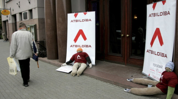 &quot;Atbildības&quot; izvietotās lelles pie Rīgas Latviešu biedrības nama ieejas. Foto: Andrejs Terentjevs, F64