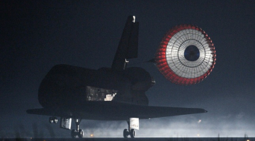 Kosmosa kuģis "Atlantis" piezemējas Kenedija kosmosa centrā Floridā, noslēdzot ASV atspoļkuģu 30 gadus ilgušo programmu. Foto: AFP/LETA