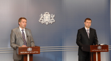 Satiksmes ministrs Uldis Augulis (no kreisās) un Ministru prezidents Valdis Dombrovskis. Foto: Gints Ivuškāns, F64