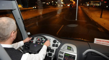 Autobusa šoferis pie stūres. Foto: Lita Krone, LETA