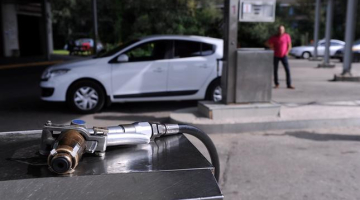 Automašīnas uzpilde "Latvijas Propāna gāzes" degvielas uzpildes stacijā. Foto: Evija Trifanova, LETA